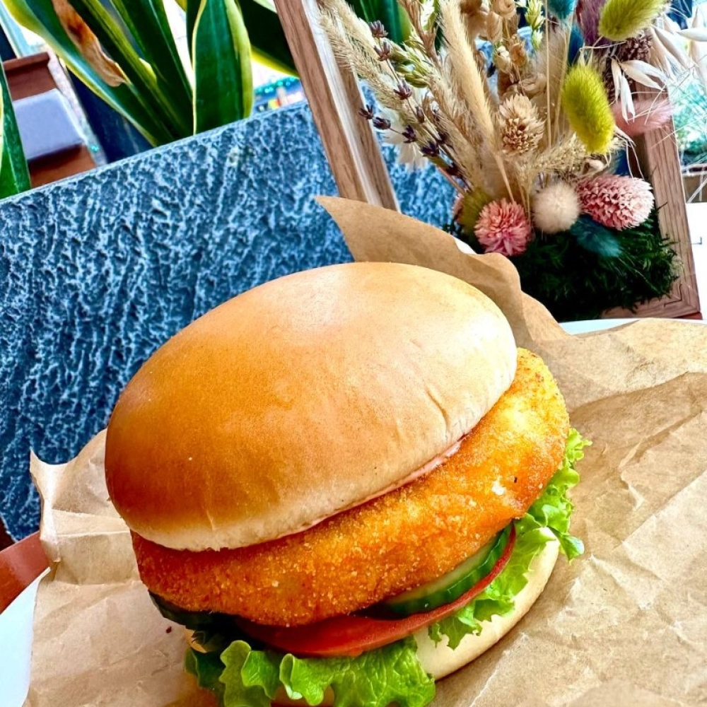 Бургер с куриной котлетой