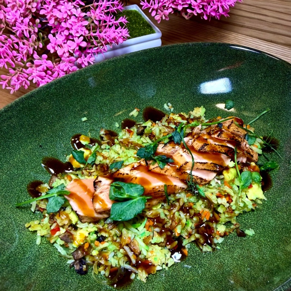 Жареный рис с лососем