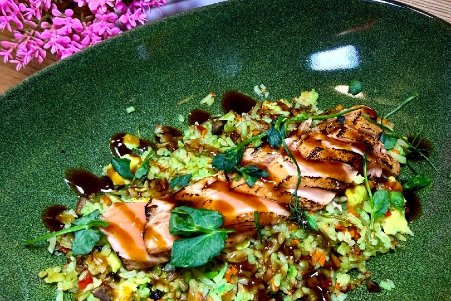 Жареный рис с лососем