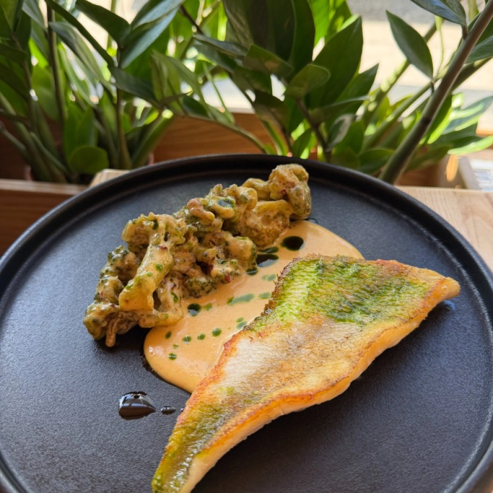 Окунь с соусом карри и хрустящими броколли