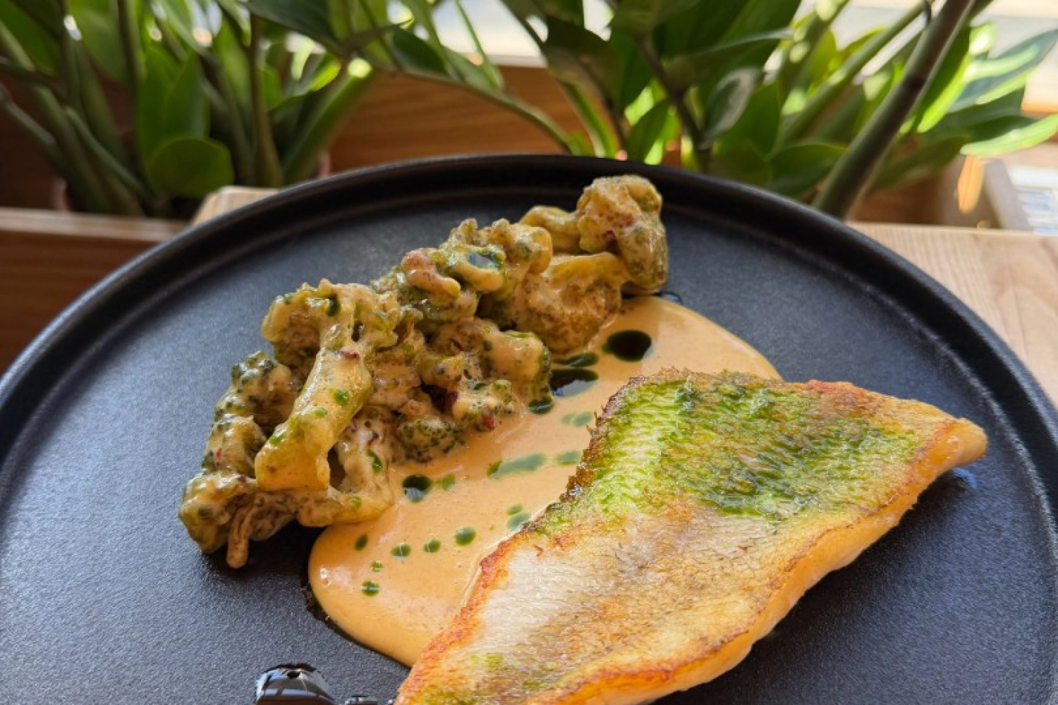 Окунь с соусом карри и хрустящими броколли