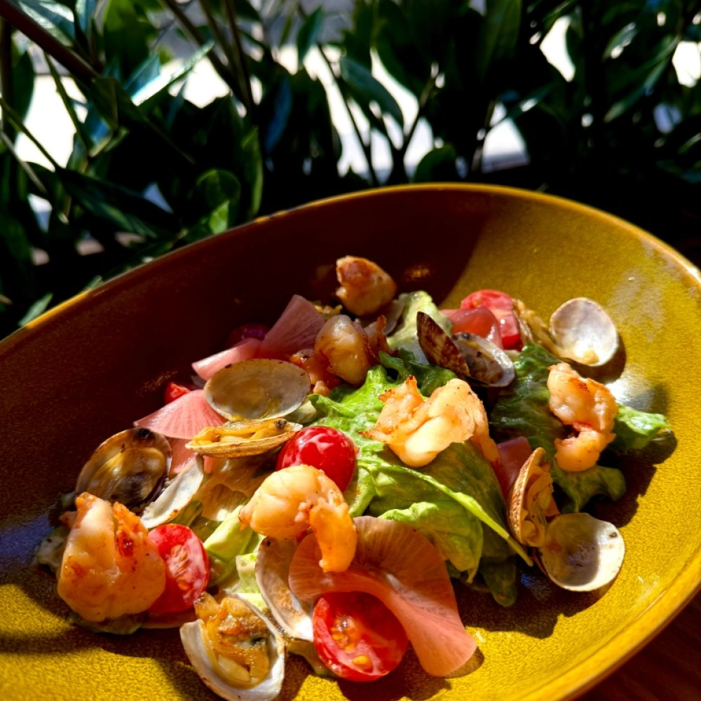 Салат с креветками и вонголе