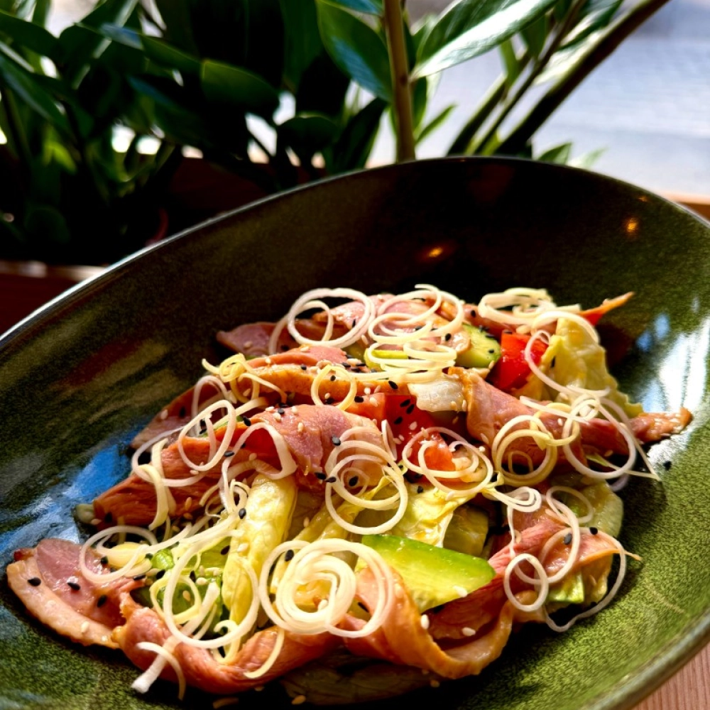 Салат с пикантной уткой