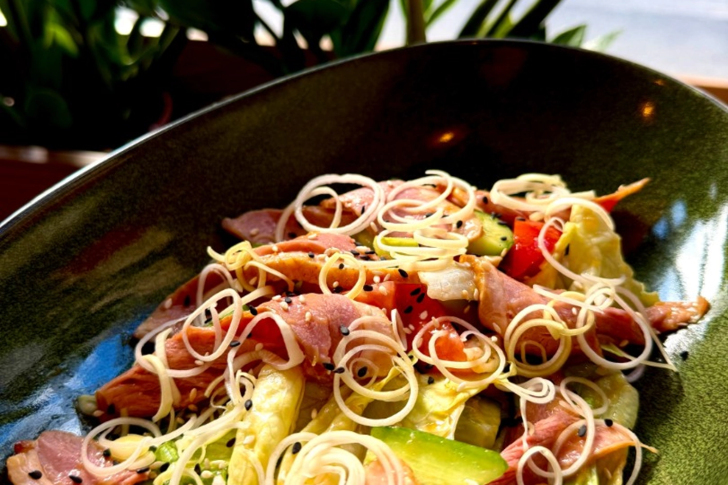 Салат с пикантной уткой