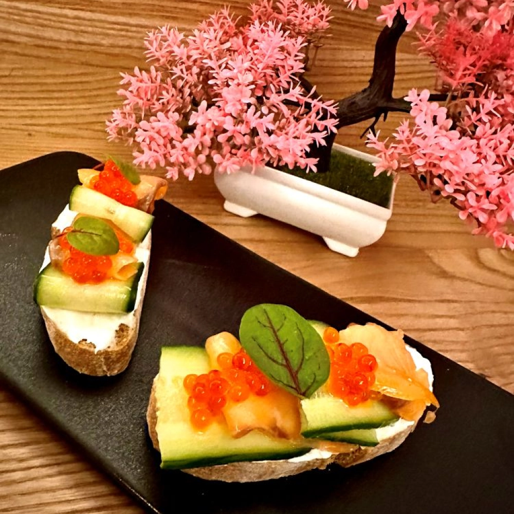 Брускетта с красной рыбой