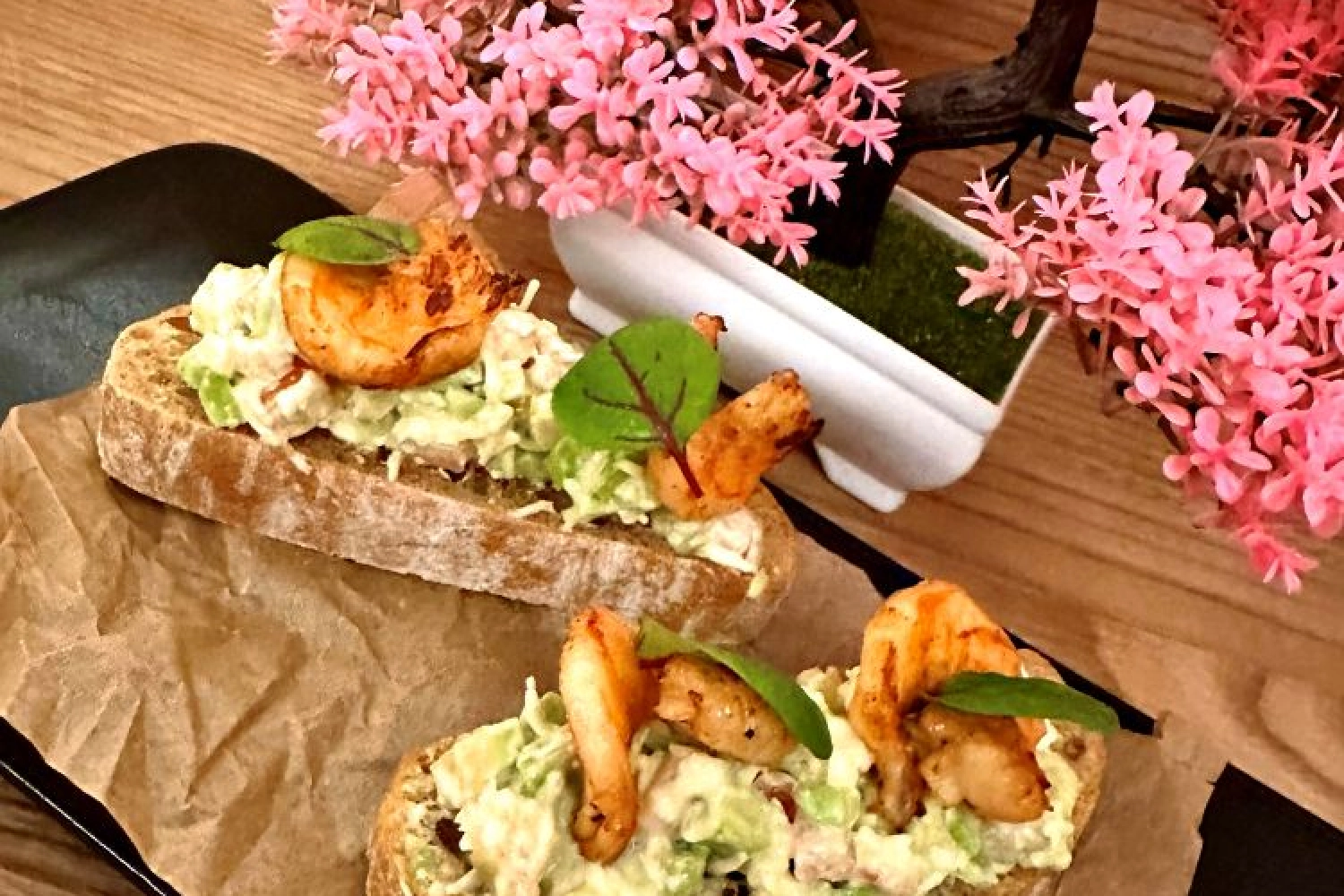 Брускетта с авокадо и креветкой