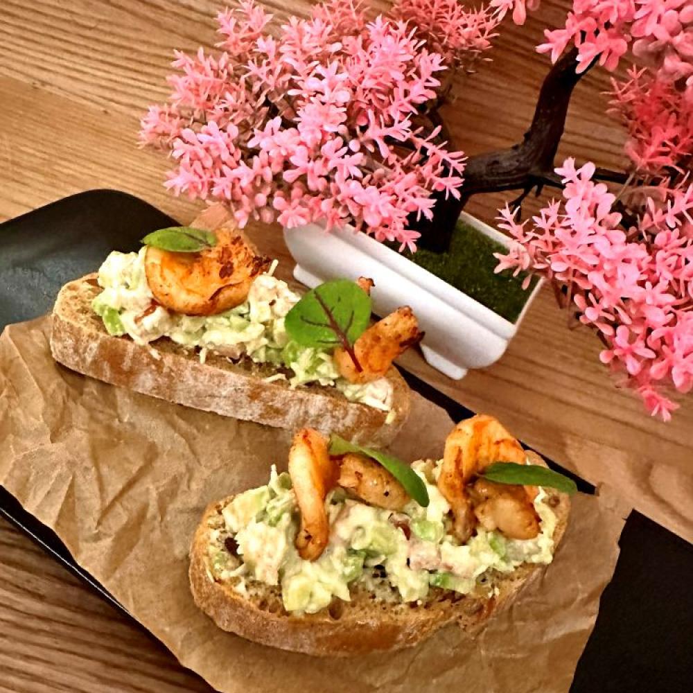 Брускетта с авокадо и креветкой