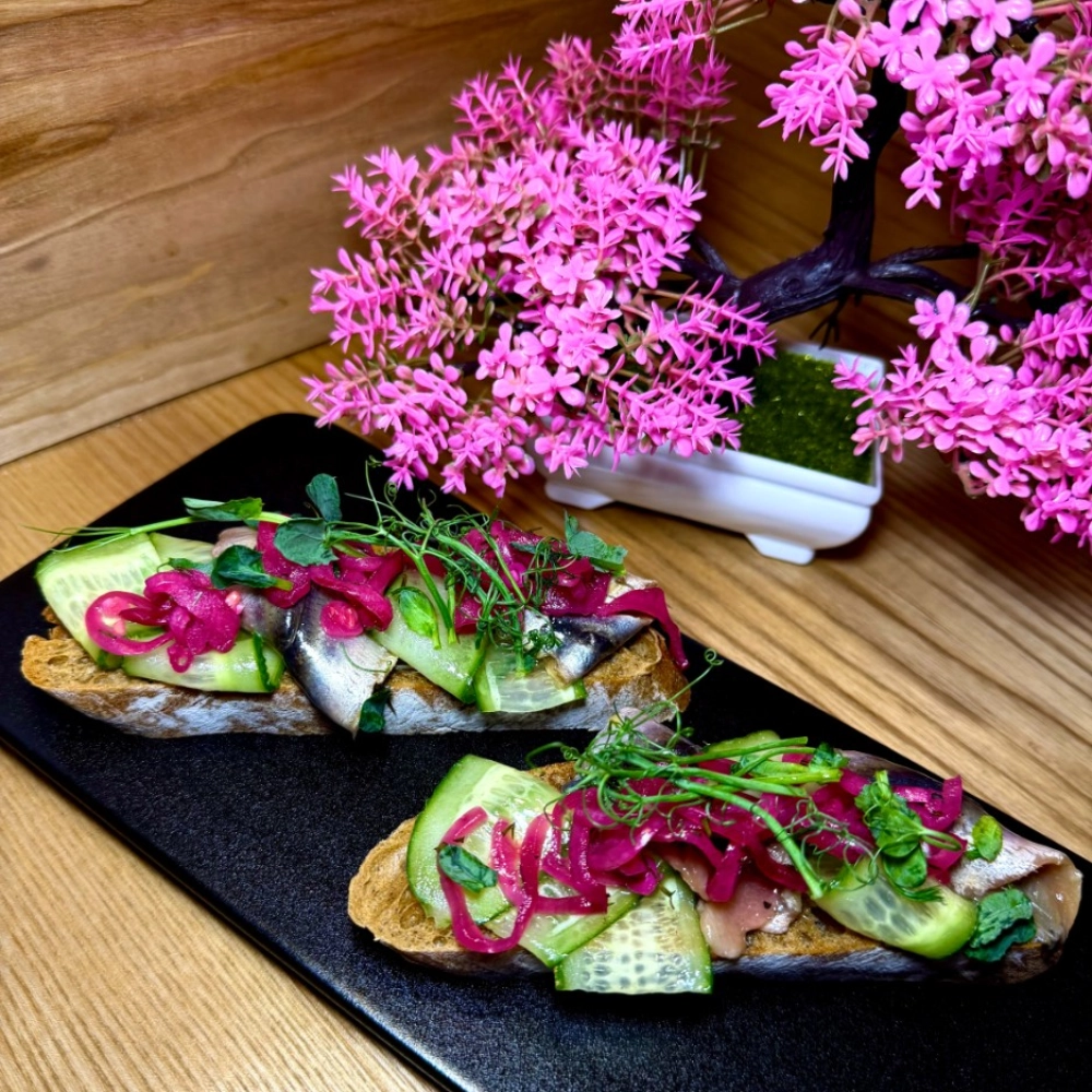 Брускетта с килькой