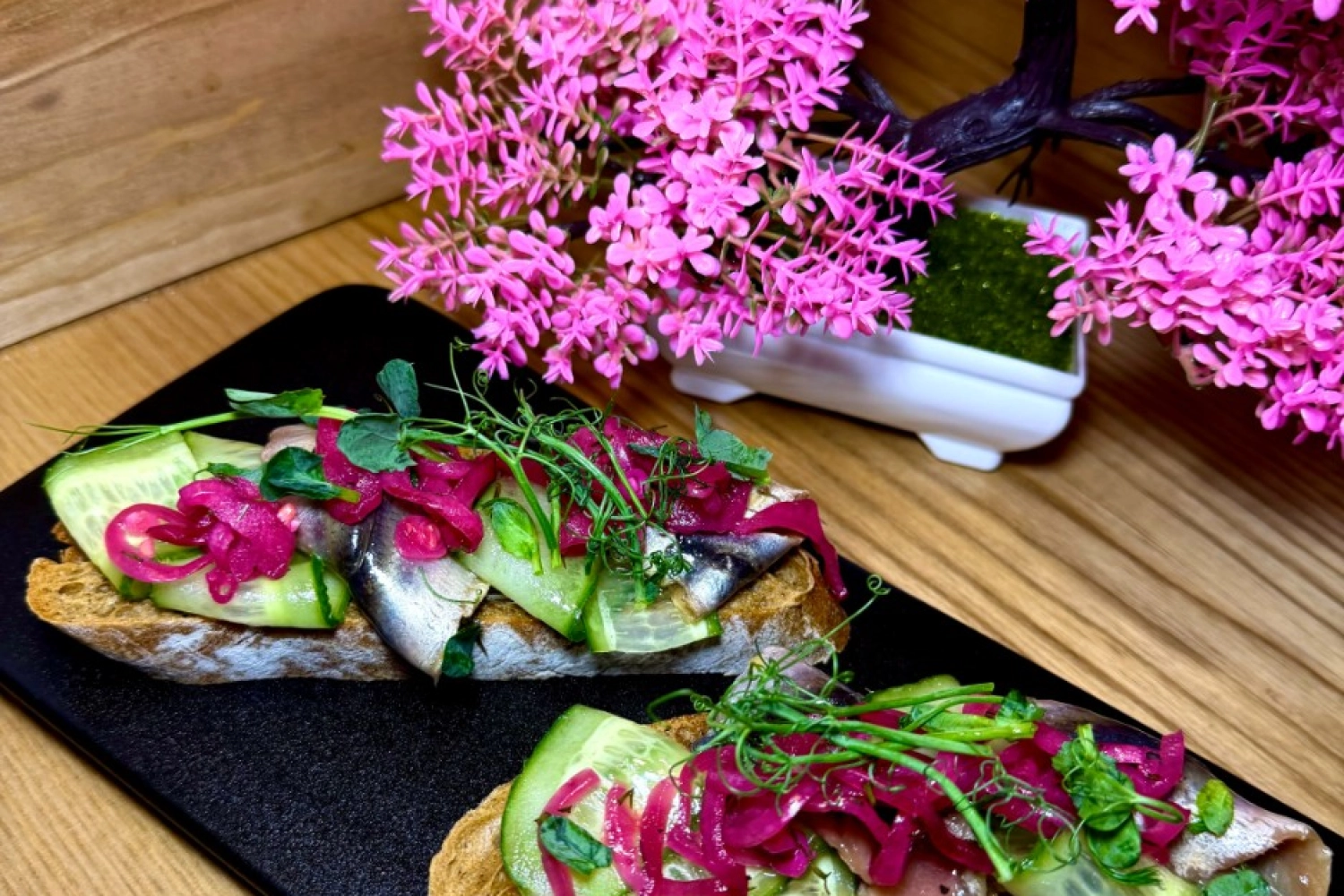 Брускетта с килькой